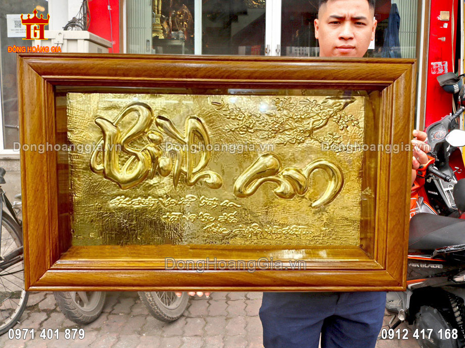 Từng đường nét trên bề mặt tranh được chế tác vô cùng tinh xảo